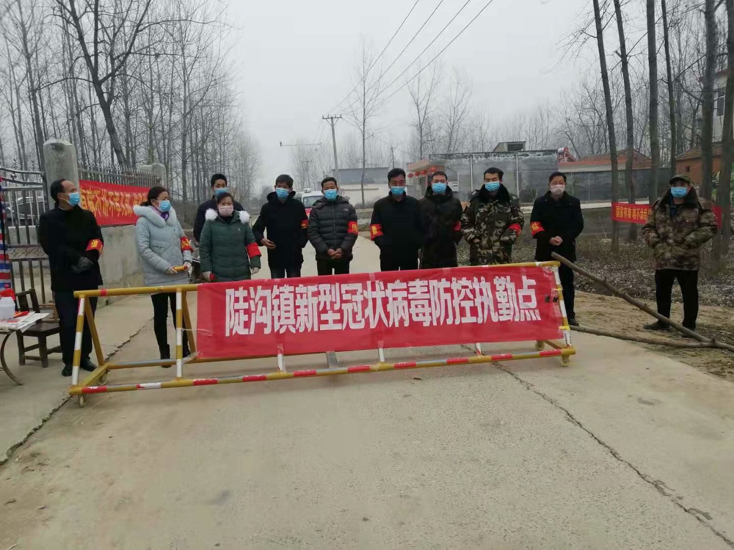 正阳县陡沟镇常闵村:党旗在疫情防控第一线迎风飘扬